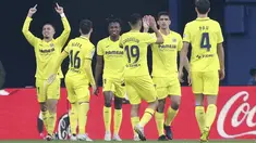 Gelandang Villarreal, Yeremi Pino (kiri) merayakan dengan rekan setimnya setelah mencetak gol ke gawang Real Madrid selama pertandingan lanjutan La Liga Spanyol di Estadio De La Ceramica di Villareal, Spanyol, Sabtu (7/1/2023). Villareal menang tipis atas Real Madrid dengan skor 2-1. (AP Photo/Alberto Saiz)