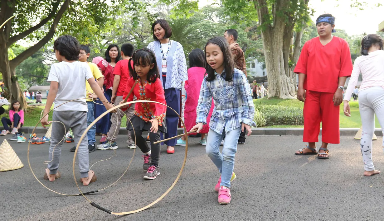 Anak-anak bermain permainan tradisional di Halaman Istana Negara, Jakarta, Jumat (20/7). Presiden Jokowi dan Ibu Negara iriana mengajak anak anak tersebut bermain, berdendang, dan berimajinasi. (Liputan6.com/Angga Yuniar)