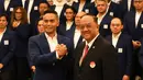 Anindya Bakrie (kiri) resmi dilantik menjadi Ketua Umum Federasi Akuatik Indonesia oleh Ketua KONI, Marciano Norman (kanan) yang digelar di Hote JS Luwansa, bilangan Kuningan, Jakarta Selatan pada Senin (4/8/2025) sore WIB.