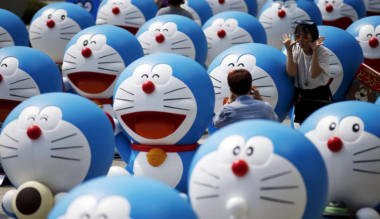 Sejumlah wisatawan saat berselfie di barisan patung Doraemon di Seoul, Korea Selatan,Senin (31/8/2015). Pameran ini menghadirkan seratus patung Doraemon  dengan berbagai pose yang berbeda. (REUTERS/Kim Hong – Ji)