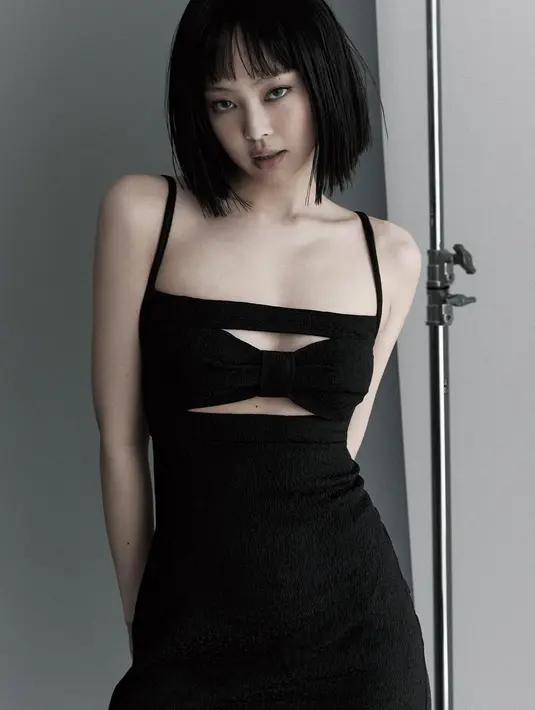 Berbagai sesi pemotretan pun ia jalani, termasuk dengan ELLE Korea yang baru saja ia bagikan di Instagramnya (3/8). (Instagram @jennierubyjane)