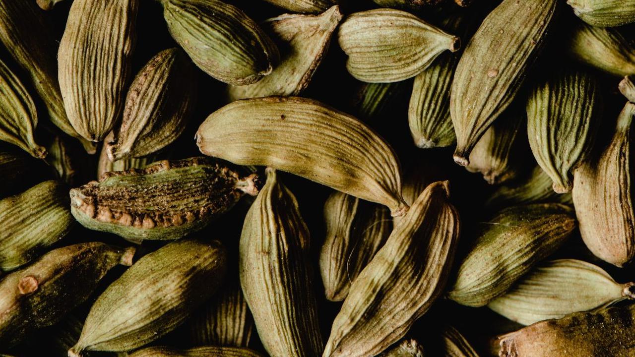 Kapulaga adalah rempah-rempah dengan rasa yang kuat dan sedikit manis. Kapulaga berasal dari India, namun saat ini telah tersebar di seluruh dunia dan digunakan dalam aneka resep makanan dan minuman. Biji, minyak, dan ekstrak kapulaga dianggap memiliki kh