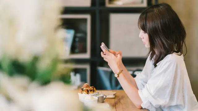 perempuan dan april memikirkan seseorang