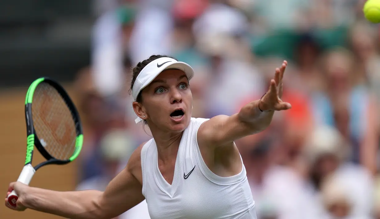 Petenis Rumania, Simona Halep mengembalikan bola ke petenis Ukraina Elina, Svitolina pada babak semifinal Wimbledon 2019 di All England Lawn Tennis Club, Kamis (11/7/2019). Mantan petenis putri nomor satu dunia itu berhasil menuju final untuk pertama kalinya di Wimbledon. (Will Oliver/Pool via AP)