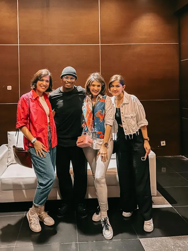 Artis Indonesia eksis bareng Ne-Yo pelantun So Sic (Foto: Instagram carissa_puteri)