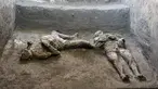 Dua jasad diyakini sebagai orang kaya dan budak prianya yang melarikan diri dari letusan gunung berapi Vesuvius hampir 2.000 tahun lalu, di sebuah vila, pinggiran kota Romawi kuno Pompeii. Penemuan diumumkan otoritas arkeologi Italia pada Sabtu (21/11/2020). (Parco Archeologico di Pompei via AP)