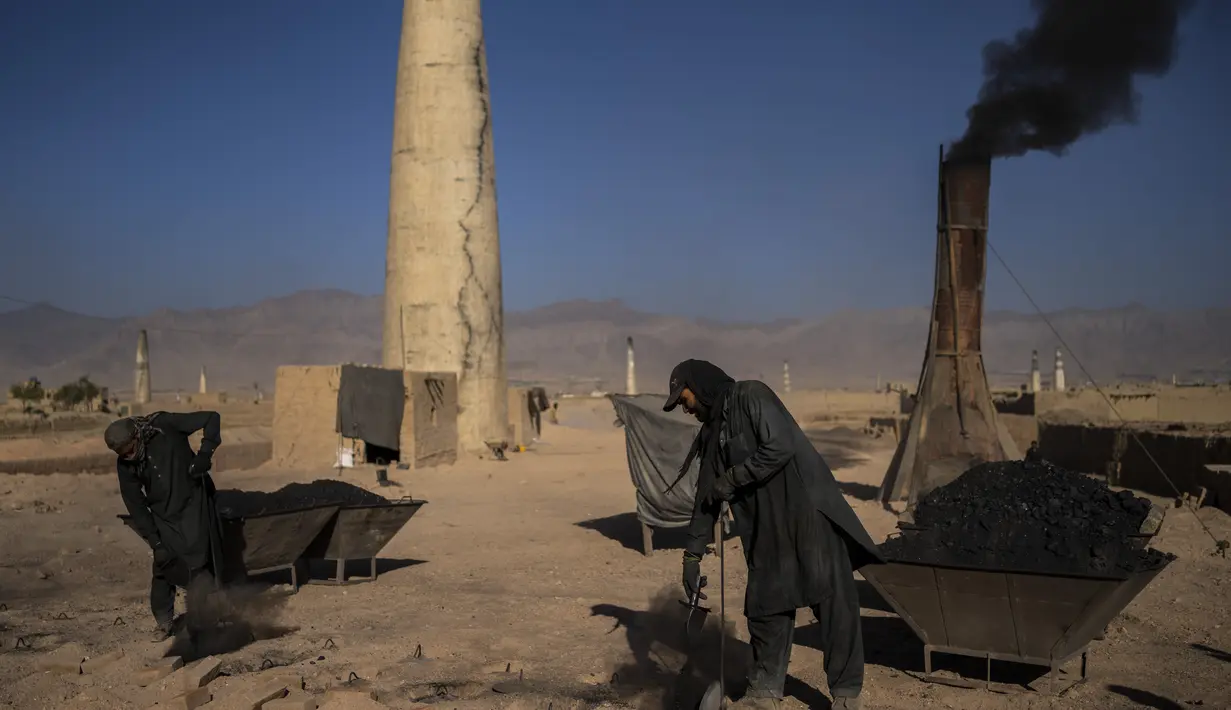 Buruh Afghanistan bekerja di sebuah pabrik batu bata di Deh Sabz, di pinggiran Kabul, Afghanistan, Minggu (26/9/2021). Para buruh biasanya bekerja selama 14 jam per hari, 6 hari dalam seminggu. (AP Photo/Bernat Armangue)