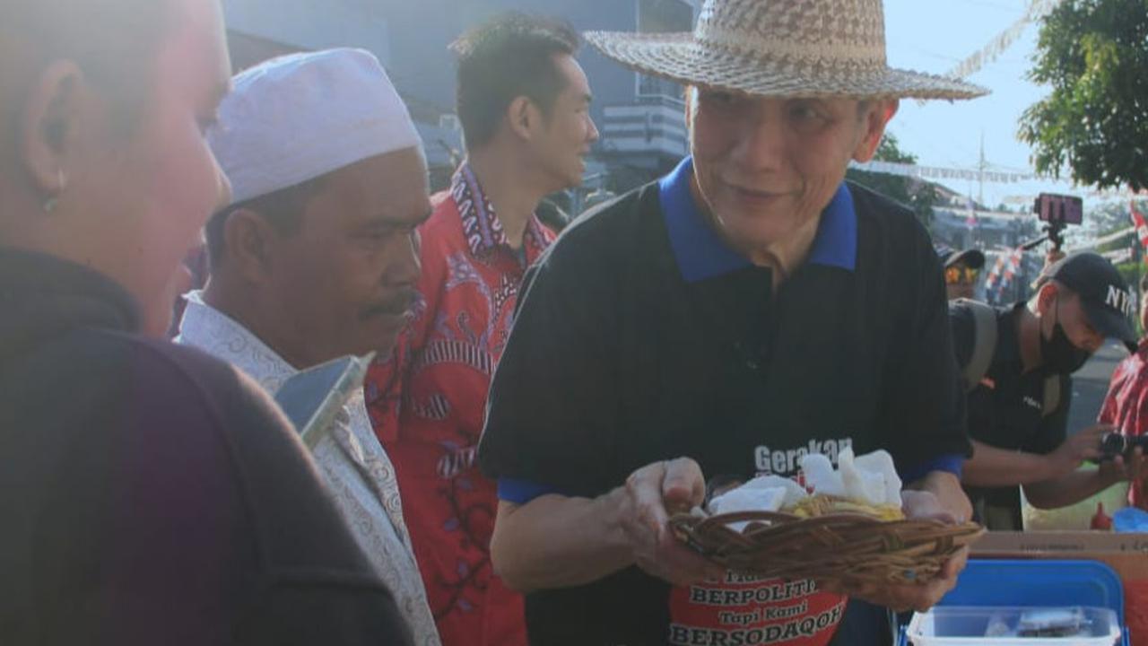 H. Mohammad Jusuf Hamka saat menyambangi cabang nasi kuning Babah Alun di Kabupaten Cianjur (Liputan6.com/Fira Syahrin).