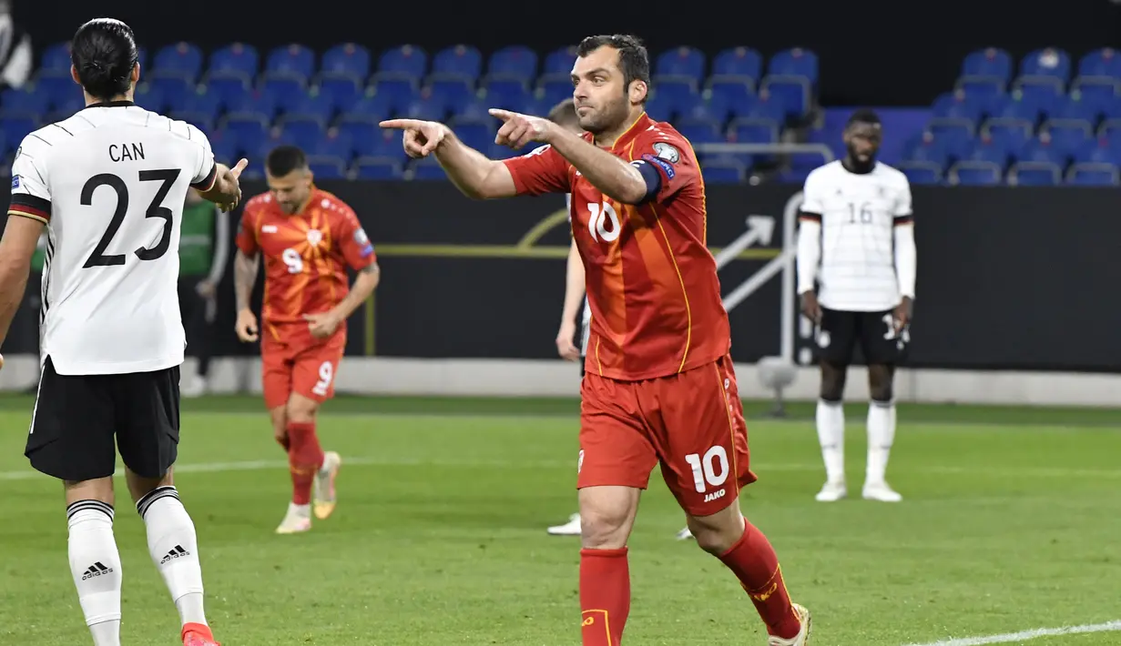 Striker Makedonia Utara, Goran Pandev melakukan selebrasi usai mencetak gol pertama Makedonia Utara ke gawang Jerman dalam laga lanjutan Kualifikasi Piala Dunia 2022 Zona Eropa Grup J di Duisburg, Jerman, Rabu (31/3/2021). Makedonia Utara mengalahkan Jerman 2-1. (AP/Martin Meissner)