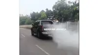 Viral mobil pelat merah diduga milik Pemprov DKI Jakarta mengeluarkan asap hingga memperparah polusi udara. (Tangkapan layar Instagram @merekamjakarta)
