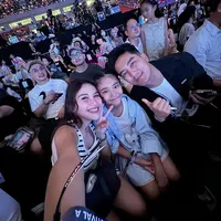 Duduk di Festival A, Ayu mengaplikasikan makeup ala Korea dengan blushon merah bawah mata. Dan gaya rambut ikat belakang setengah bergaya wave. [@ayutingting92]