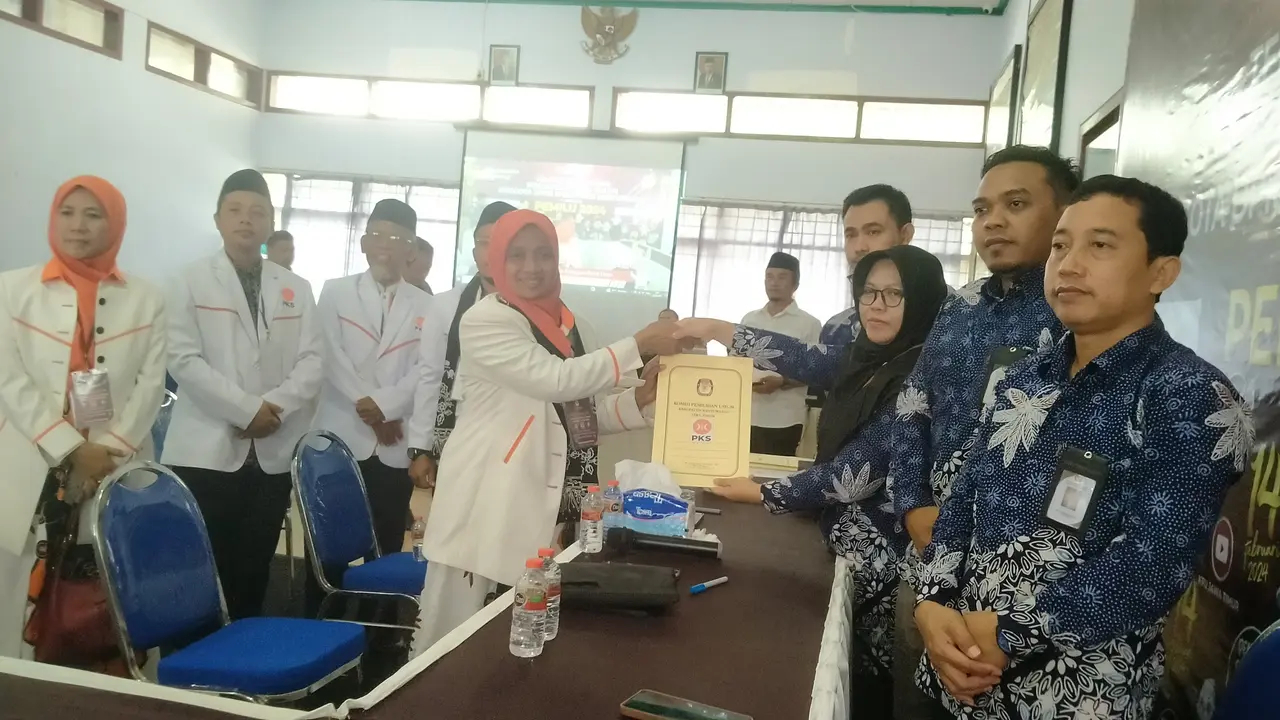 Proses pendaftaran bacaleg partai politik peserta Pemilu 2024 di KPU Banyuwangi (Hermawan Arifianto/Liputan6.com)