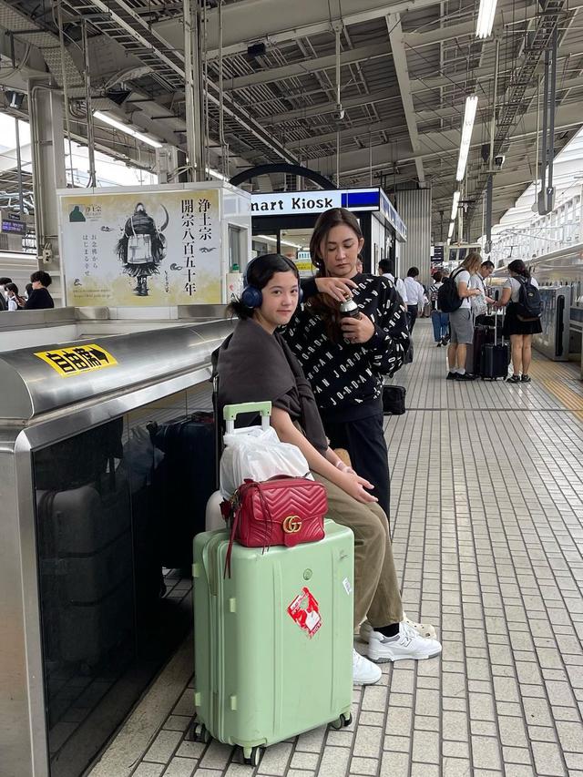 7 Potret Nafa Urback dan Zack Lee Liburan Bareng Buah Hati ke Jepang