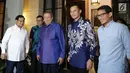 Bakal capres Prabowo Subianto (kiri) bersama bakal cawapres Sandiaga Uno (kanan) disambut Ketum Partai Demokrat Susilo Bambang Yudhoyono (SBY) dan Agus Harimurti Yudhoyono di kediamannya di Jakarta, Rabu (12/9). (Merdeka.com/Imam Buhori)