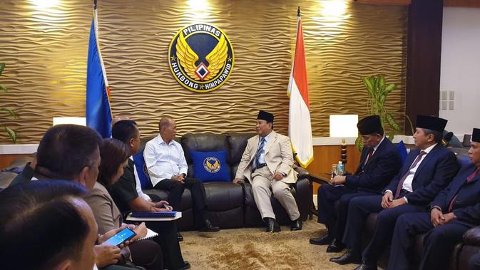 Menhan RI, Prabowo Subianto bersama dengan Menhan Filipina Delfin N. Lorenzana. (Source: KBRI Manila)