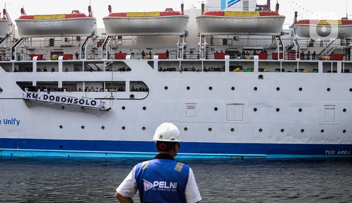 Kapal Pelni KM Dobonsolo yang membawa peserta Mudik Gratis Sepeda Motor sesaat sebelum bersandar di Pelabuhan Tanjung Priok, Jakarta Utara, Minggu (14/4/2024). (Liputan6.com/Angga Yuniar)