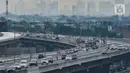 <p>Arus kendaraan saat melintas di ruas Tol Layang Jakarta-Cikampek, Bekasi, Jawa Barat, Kamis (30/12/2021). Sebanyak 143.660 kendaraan tercatat meninggalkan Jakarta lewat empat gerbang tol (GT) utama, antara lain Cikampek Utama, Kalihurip Utama, Ciawi, dan Cikupa. (merdeka/com/Iqbal S Nugroho)</p>