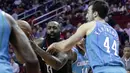 Pebasket Houston Rockets, James Harden, berusaha melewati pebasket Charlotte Hornets, Frank Kaminsky, pada laga NBA di Stadion Toyota Center, Kamis (14/12/2017). Houston Rockets menang 108-96 atas Charlotte Hornets. (AP/Michael Wyke)