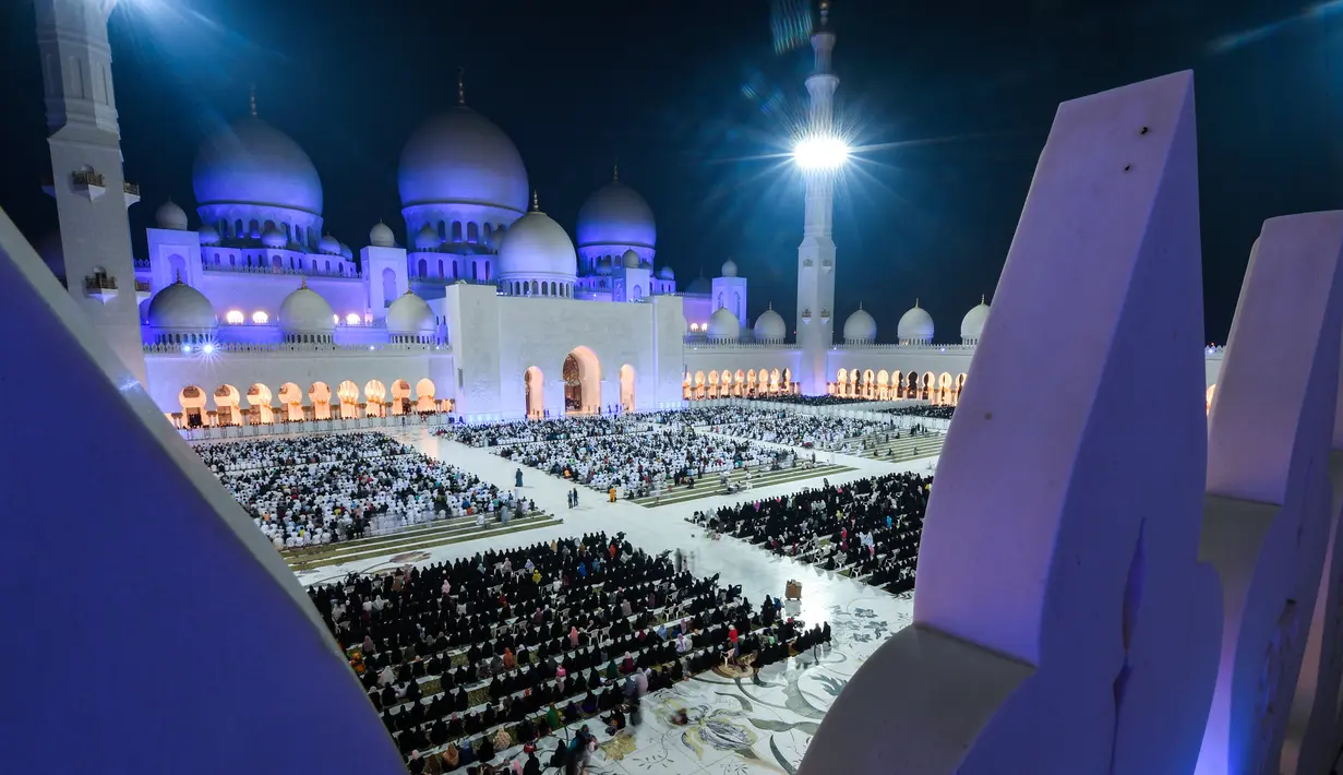 Umat muslim berdoa di halaman Masjid Agung Sheikh Zayed di Abu Dhabi, Uni Emirat Arab, Sabtu (1/6/2019). Umat muslim memanjatkan doa-doa jelang berakhirnya Ramadan untuk mendapatkan Lailatul Qadar atau malam yang lebih baik dari seribu bulan. (KARIM SAHIB/AFP)