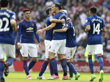 Para pemain Manchester United merayakan gol Zlatan Ibrahimovic saat melawan Sunderland pada lanjutan Premier League  Stadium of Light, Sunderland, (9/4/2017). Manchester United menang 3-0. (Owen Humphreys/PA via AP)