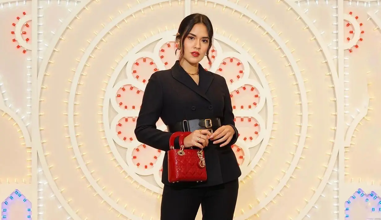 Jika sedang ingin tampil simple namun tampak mewah, maka pilihan warna black on black pada setelan blazermu adalah pilihan yang sangat tepat. (instagram/raisa6690)