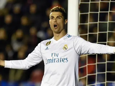 Ekspresi striker Real Madrid Cristiano Ronaldo saat melakukan protes dalam pertandingan Liga Spanyol melawan Levante di stadion Ciutat de Valencia di Valencia (3/2). Real Madrid hanya bermain imbang 2-2 melawan Levante. (AFP Photo/Jose Jordan)