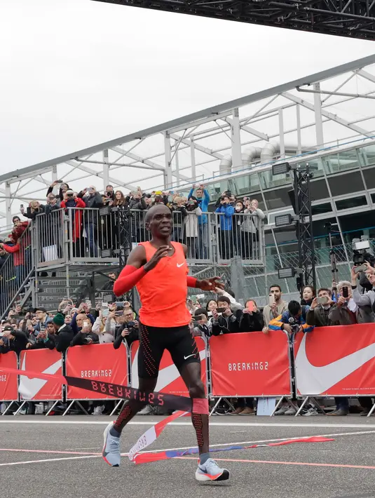 Pelari asal Kenya, Eliud Kipchoge (32) berhasil mencapai garis finis lari maraton di bawah 2 jam pada event Breaking2 di Sirkuit Monza, Italia, Sabtu (6/5). Eliud Kipchoge melahap 42.195 km dalam waktu 2 jam 0 menit 25 detik. (AP Photo/Luca Bruno)