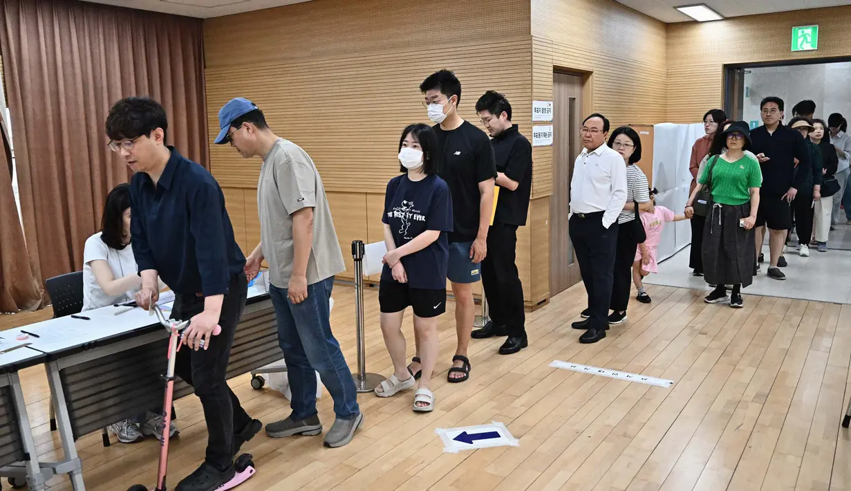 Setelah lebih kurang enam bulan dilanda krisis dan ketidakpastian politik yang disertai perpecahan, warga Korea Selatan akhirnya memberikan hak suaranya untuk memilih presiden baru pada Selasa (3/6/2025). (Pedro Pardo/AFP)