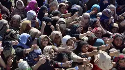 Para perempuan berdesak-desakan membeli sekarung tepung terigu bersubsidi dari sebuah tempat penjualan di Quetta, Pakistan, Kamis (12/1/2023). Pakistan saat ini sedang mengalami krisis sebagai akibat dari kekurangan tepung terigu yang parah. Pasokan tepung gratis sudah habis. (AP Photo/Arshad Butt)