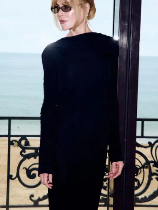 Nicole Kidman tampil begitu elegan dalam balutan dress hitam dengan aksen draperry. (Foto: Chanel.dok)