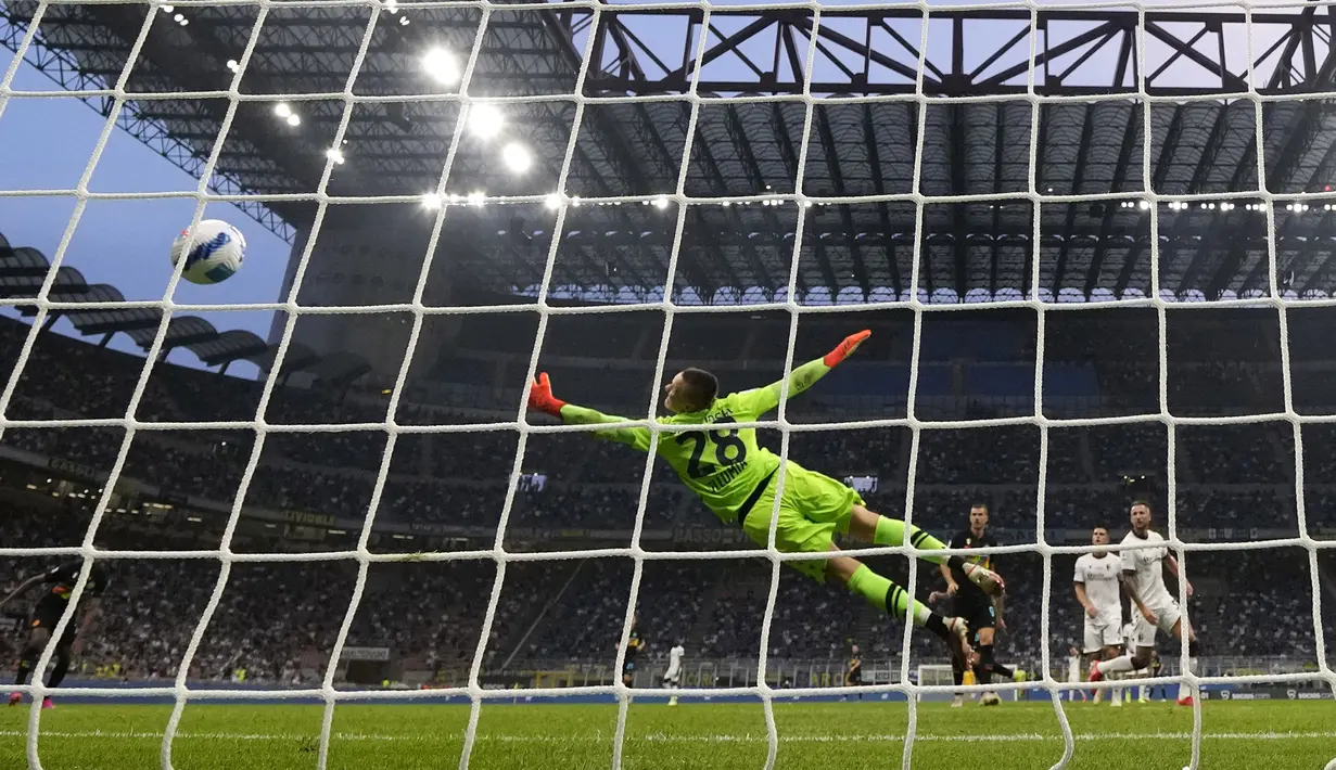 Inter Milan kembali menambah gol pada menit ke-63. Tendangan keras dari Edin Dzeko ke arah kiri gawang Lukasz Skorupski usai menerima umpan Marcelo Brozovic mengubah skor menjadi 5-0. (AP/Luca Bruno)