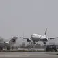 Pesawat Pakistan International Airlines (PIA) yang membawa beberapa penumpang mendarat di bandara Kabul, Senin (13/9/2021). Pesawat itu tercatat sebagai penerbangan komersial internasional pertama yang mendarat sejak Taliban merebut kembali kekuasaan di Afghanistan pada bulan lalu. (Karim SAHIB/AFP)