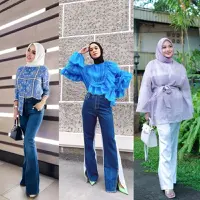 Syahrini tampil stylish dalam balutan kemeja motif dan navy jeans berpola cutbray.