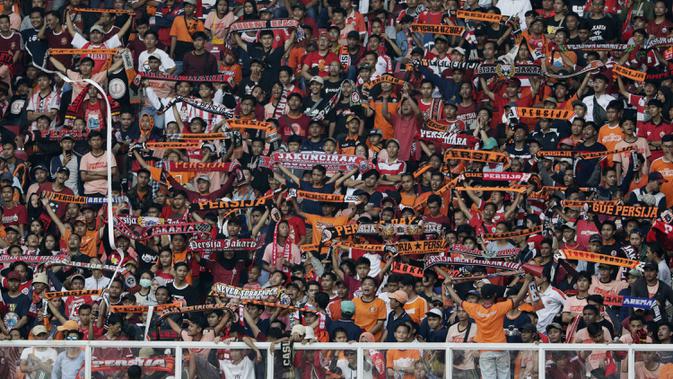 Suporter Persija Jakarta, The Jakmania, memberikan dukungan saat melawan Becamex Binh Duong pada laga Piala AFC di SUGBK, Jakarta, Selasa (26/2). Kedua klub bermain imbang 0-0. (Bola.com/M. Iqbal Ichsan)