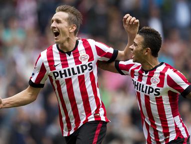 Invasi striker asing di liga-liga top Eropa kadang menimbulkan efek negatif bagi para juru gedor lokal dalam hal raihan gelar individu, seperti gelar pencetak gol terbanyak atau top skor. Seperti di Liga Belanda, dimana gelar top skor menjadi dominasi para striker asing yang merumput di Eredivisie. Namun, tetap saja ada segelintir striker lokal yang sekedar mengganggu dominasi mereka, seperti 5 striker Belanda berikut yang pernah merebut gelar top skor di Liga Belanda. (AFP/ANP/Olaf Kraak)