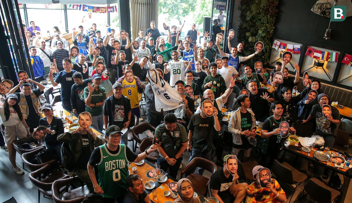 Sejumlah peserta nonton bareng NBA Finals bersama Vidio dan NBA Indonesia berfoto bersama di Stark Taproom, Elysee, SCBD, Jakarta pada hari Sabtu (15/6/2024). (Bola.com/Syahkist Afi Daib)