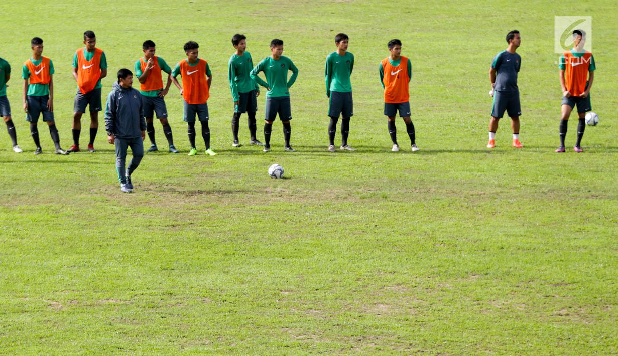 Timnas Indonesia U-19 jalani sesi latihan di Stadion Padonmar, Yangon, Jumat (9/9). Dalam sesi latihan, skuad Garuda Nusantara digenjot untuk transisi pemain dan melepas tembakan jarak jauh. (Liputan6.com/Yoppy Renato)