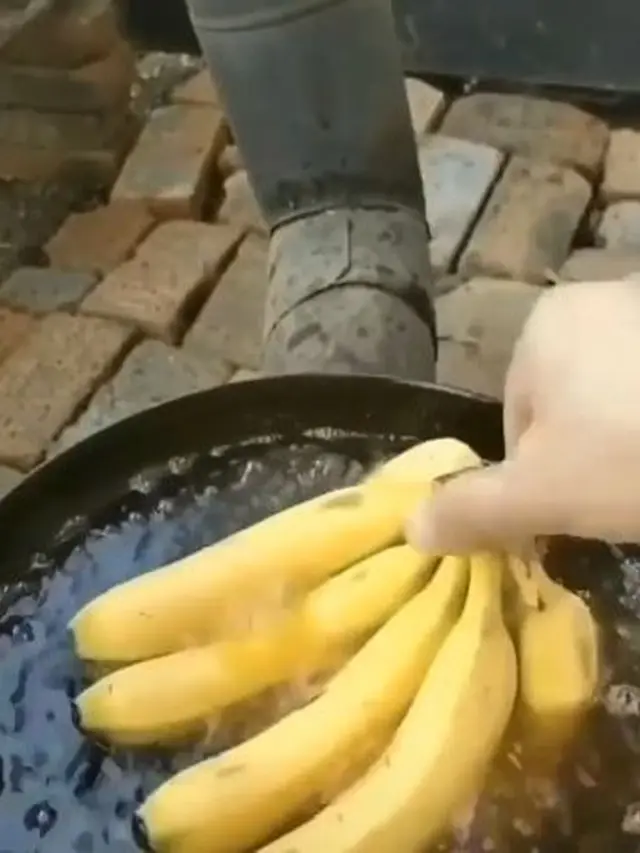 6 Cara Makan Pisang Ini Tak Biasa, Absurd Banget