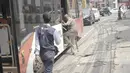 Penumpang menaiki bus Metrotrans di ruas jalan kawasan Kemang, Jakarta, Minggu (12/5/2019). Rencana pembangunan fisik penataan ruang jalan atau pedestrian kawasan Kemang akan dimulai pada akhir Mei 2019 dengan tujuan menjadikan kawasan tersebut sebagai objek wisata. (Liputan6.com/Immanuel Antonius)