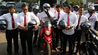 Rombongan Sembilan Sekjen koalisi Parpol yang menggunakan motor gede (Moge) saat tiba di Gedung KPU, Jakarta, Senin (20/8).(liputan6.com/Johan Tallo)