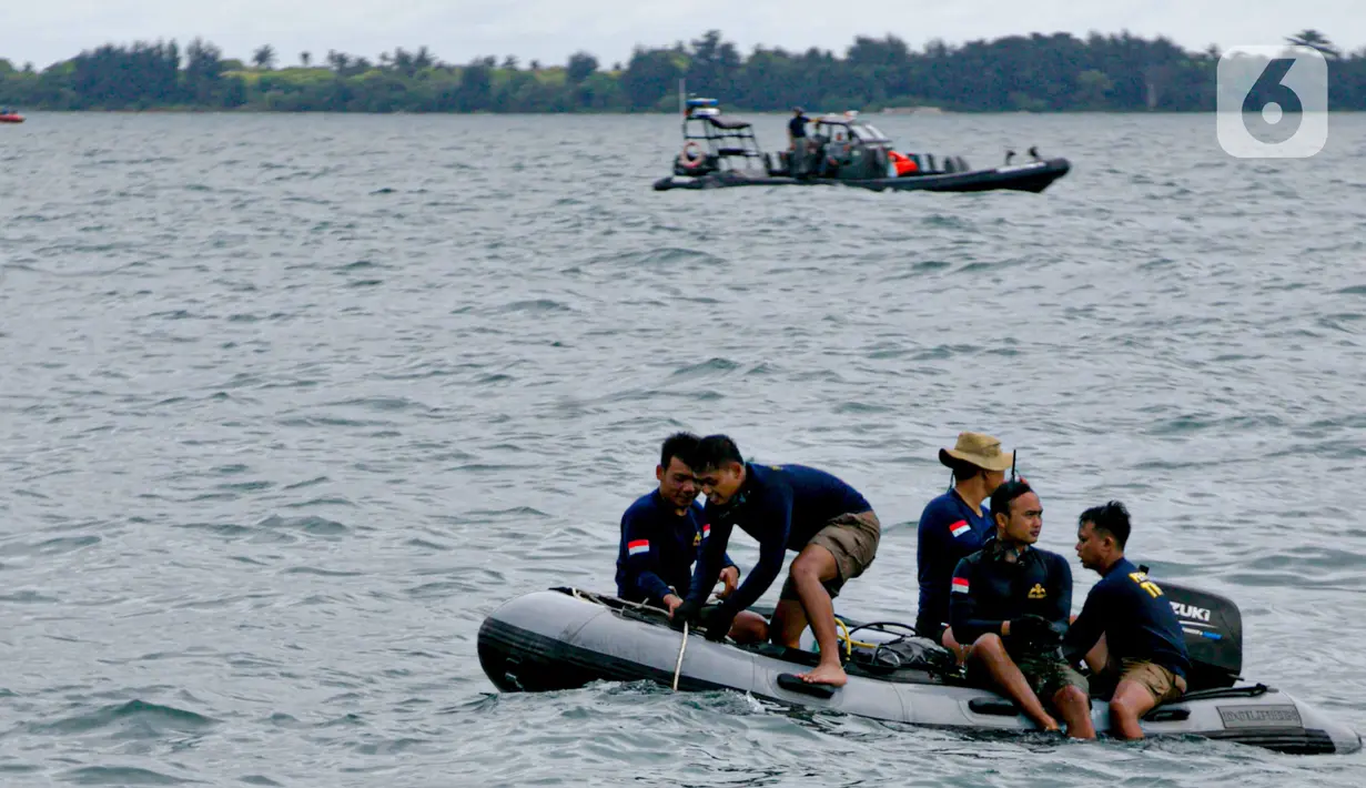 Pasukan Kopaska TNI AL mencari puing pesawat Sriwijaya Air SJ 182 di perairan Kepulauan Seribu, Jakarta, Selasa (12/1/2021). Bagian serpihan Sriwijaya Air SJ 182 sudah mulai ditemukan, dan tim gabungan pun telah mendeteksi keberadaan black box pesawat di lokasi. (Liputan6.com/Faizal Fanani)