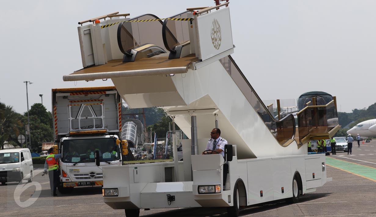 Petugas membawa eskalator pribadi yang diboyong dari Arab Saudi, di appron Bandara Halim Perdana Kusuma, Rabu (1/3). Dalam lawatan Raja Salman bin Abdulaziz al-Saud ke berbagai negara, eskalator pribadi memang jadi benda wajib. (Liputan6.com/Fery Pradolo)