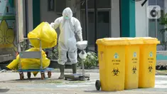 Petugas kesehatan memakai baju APD sedang membersihkan sampah bekas medis di Puskesmas Pamulang, Kecamatan Pamulang, Tangerang Selatan, Banten, Senin (13/04/2020). Sampah bekas medis tes Covid-19 tersebut akan dimusnahkan guna untuk mensteril kawasan puskesmas. (merdeka.com/Dwi Narwoko)