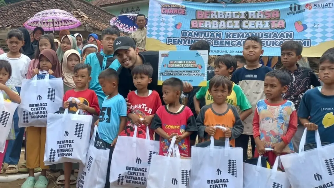 Love Second Chance menyalurkan donasi kemanusiaan kepada para korban bencana di Desa Cidadap, Kecamatan Simpenan, Kabupaten Sukabumi, Jawa Barat, Kamis (27/3/2025) (Istimewa)