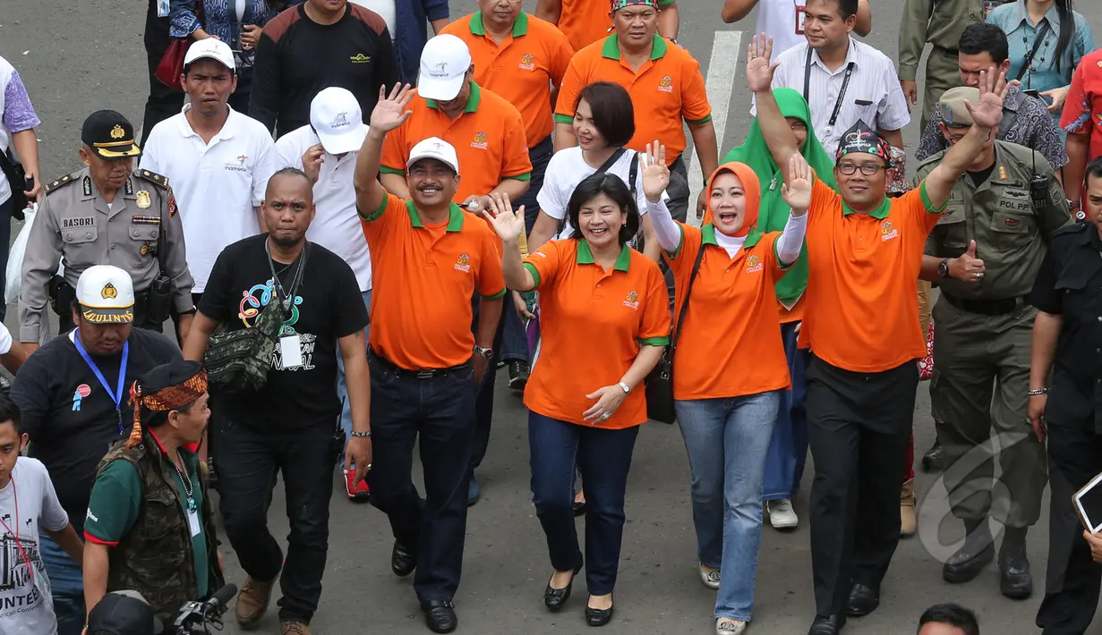 Walikota Bandung, Ridwan Kamil (kanan) ikut dalam pawai Parade Asia Afrika di Bandung, Sabtu (26/4/2015). Pawai Parade Asia Afrika dimeriahkan dengan menampilkan berbagaimacam pakaian tradisional masing-masing negara. (Liputan6.com/Herman Zakharia) 