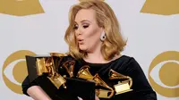 Ini Alasan Kenapa Adele Simpan Piala Penghargaan di Toilet