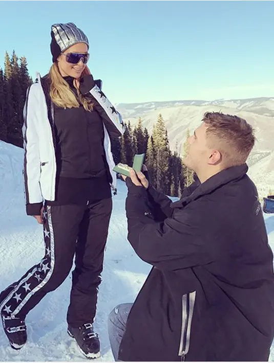 Chris Zylka menunjukkan cincin yang akan diberikan pada sang kekasih yang dipacarinya sejak tahun 2016. Beberapa foto dibagikan DJ dan aktris itu melalui media sosialnya. (Instagram/parishilton)