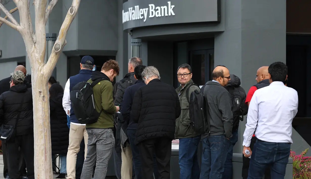 Orang-orang berbaris di luar kantor Silicon Valley Bank di Santa Clara, California, Senin (13/3/2023). Perusahaan perbankan ini mengalami krisis pada Jumat (11/3/2023), sehingga terjadi kebangkrutan yang dialami SVB dan salah satunya karena krisis modal. (Justin Sullivan/Getty Images/AFP)