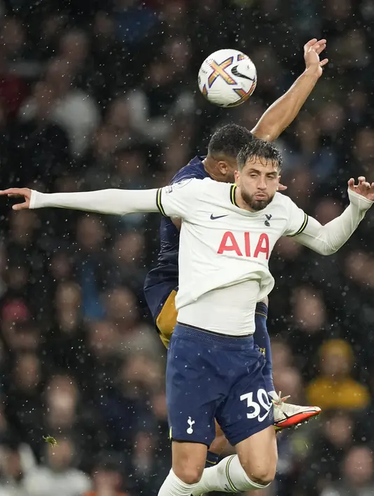Gelandang Tottenham Hotspur Rodrigo Bentancur berebut bola dengan penyerang Newcastle United Joelinton pada laga pekan ke-13 kasta teratas Liga Inggris, Premier League 2022/2023 di Tottenham Hotspur Stadium, Minggu (23/10/2022) malam WIB.  Gol Harry Kane masih belum mampu membawa Tottenham Hotspur meraih poin dari laga ini. (AP Photo/Frank Augstein)