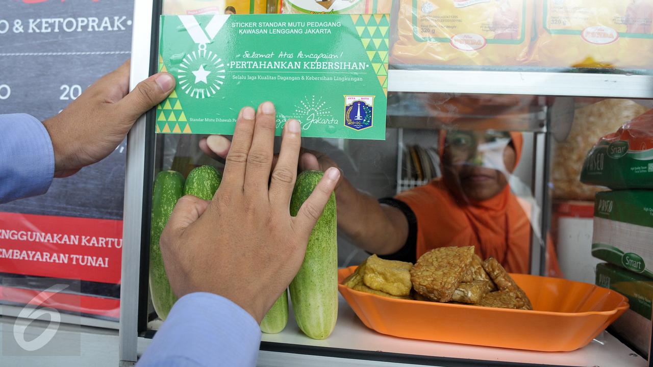 20161108-Pemprov-DKI-Pasangi-Stiker-Kebersihan-Pedagang-Lenggang-Jakarta-YR
